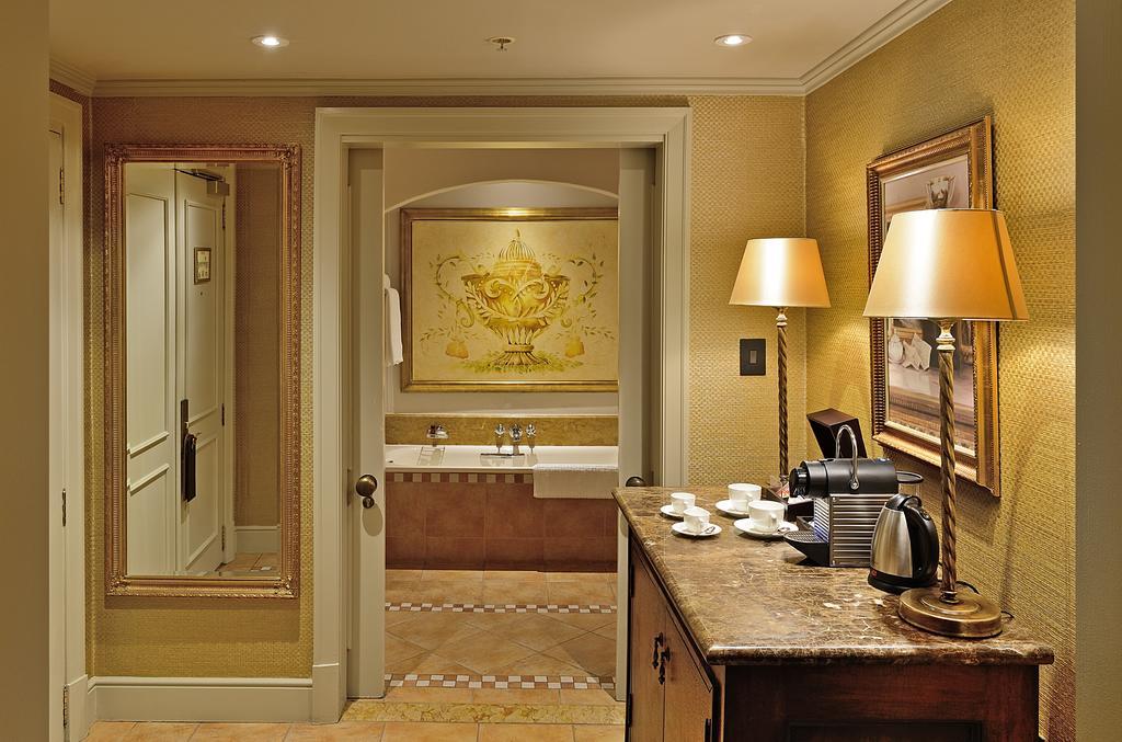 Palazzo Hotel Fourways Екстер'єр фото A bathroom at the Four Seasons Hotel, London