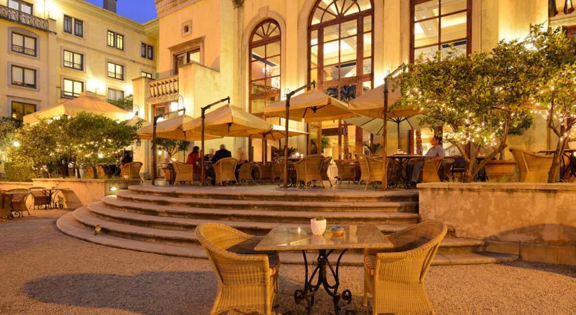 Palazzo Hotel Fourways Екстер'єр фото The hotel's courtyard