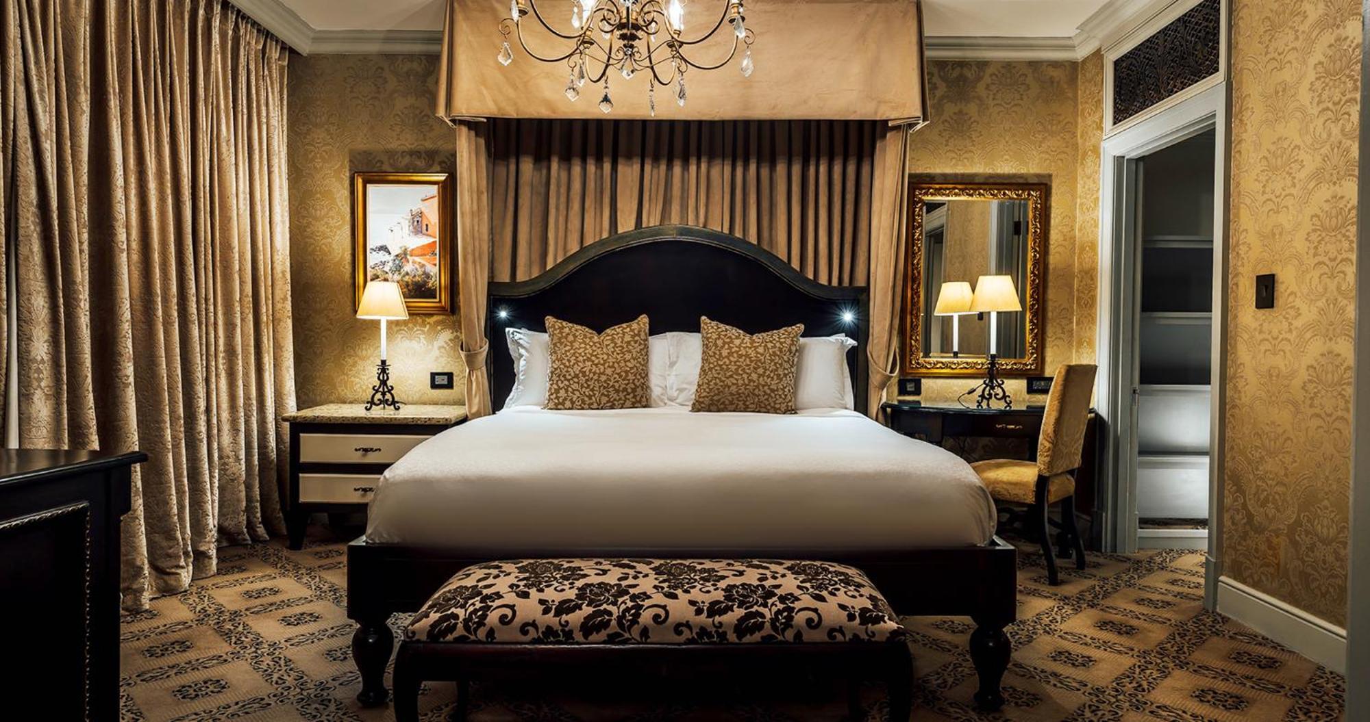 Palazzo Hotel Fourways Екстер'єр фото A bedroom at the St. Regis