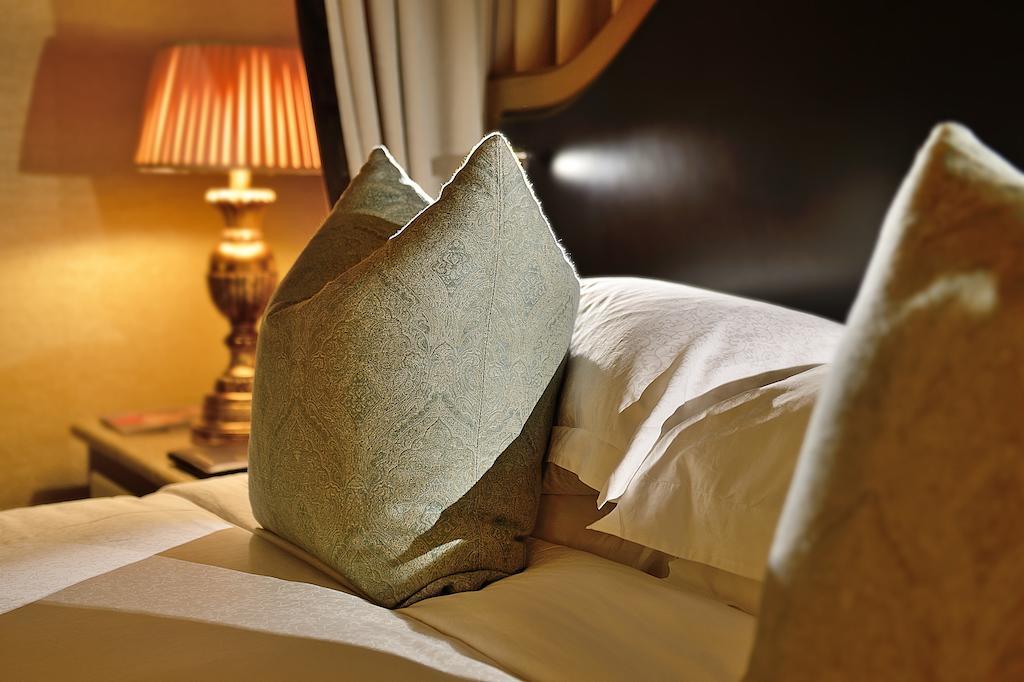 Palazzo Hotel Fourways Екстер'єр фото A cushion